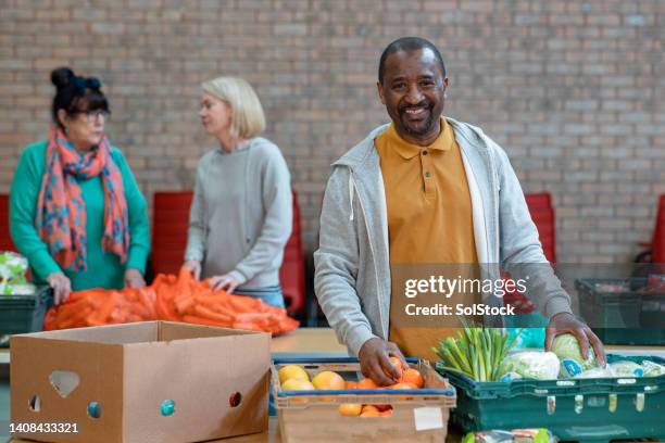 adoro sostenere la mia comunità - distribuzione di cibo foto e immagini stock