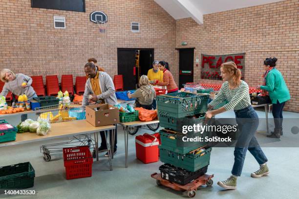 beschäftigt in der food bank - großzügigkeit stock-fotos und bilder