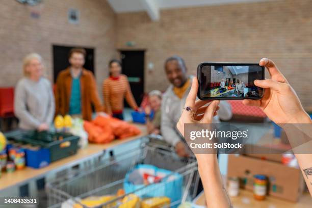 den moment auf ihrem handy festhalten - essensausgabe stock-fotos und bilder