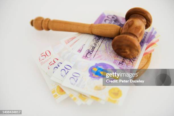 sterling pound notes with gavel - money-talks-englische-redewendung stock-fotos und bilder