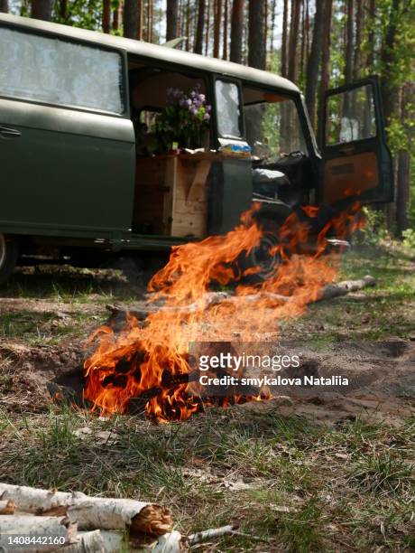 campfire near the trailer home.campervan mobile home campervan at the parking in the wood. van caravan vehicle for van life holiday on motor home journey camping in the parking - fuego al aire libre fotografías e imágenes de stock