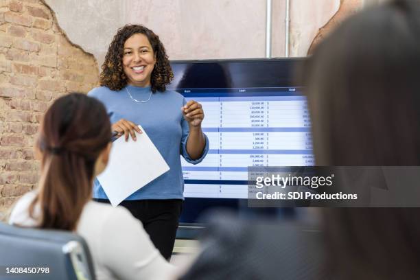 female manager uses large screen to present spreadsheet - kalkylblad bildbanksfoton och bilder