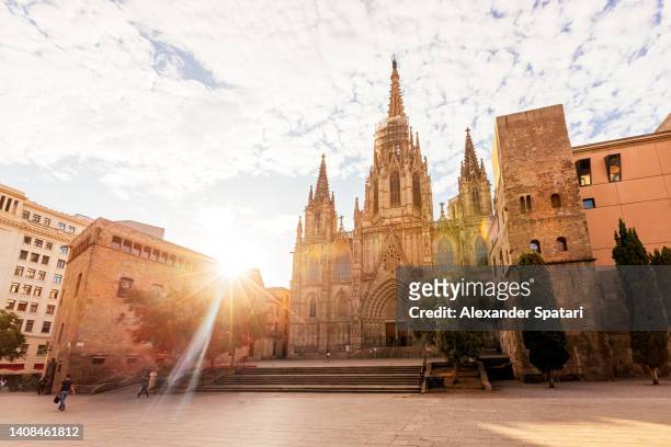 barcelona cathedral lit up by sunrise sun, barcelona, spain - barcelona day photos et images de collection