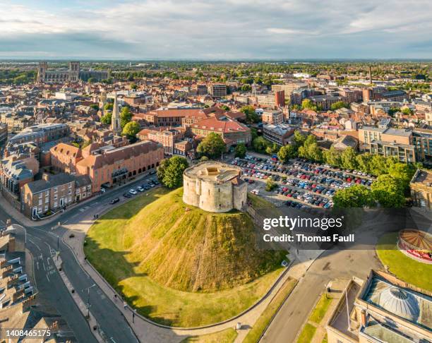 torre de clifford con la catedral de york - york england fotografías e imágenes de stock