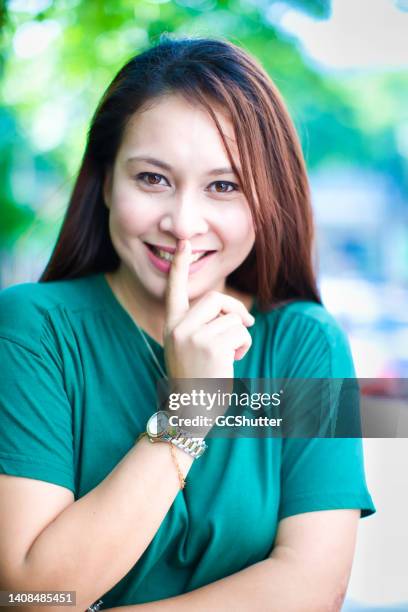 shhhh - girl gestures quiet expression - shhhh stockfoto's en -beelden