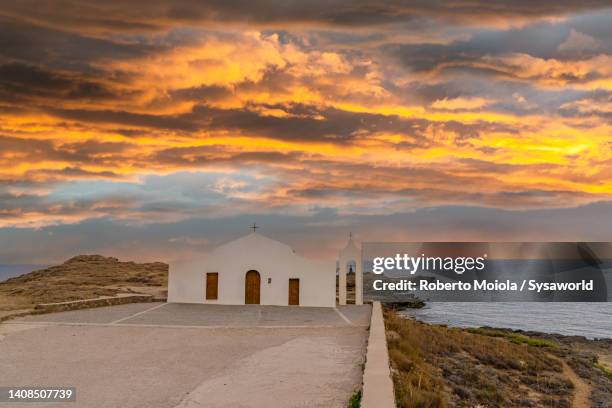 dramatic sunset over the traditional greek church - iglesia de agios nikolaos fotografías e imágenes de stock