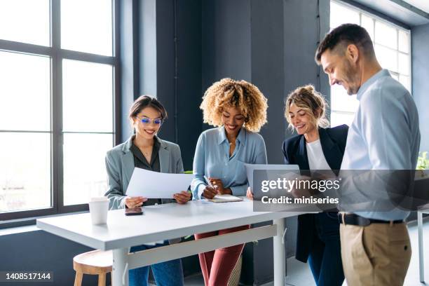 erfolgreiche geschäftsleute arbeiten gemeinsam an einem neuen projekt - ergonomie stock-fotos und bilder