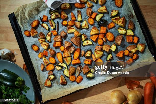 preparación de un tubérculo asado - papel de cera fotografías e imágenes de stock