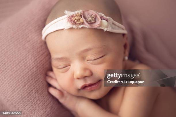 newborn baby girl sleeping - baby close up bed stockfoto's en -beelden