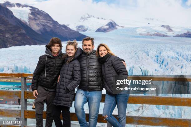 family of four posing at camera at glaciar perito moreno - santa cruz province argentina 個照片及圖片檔