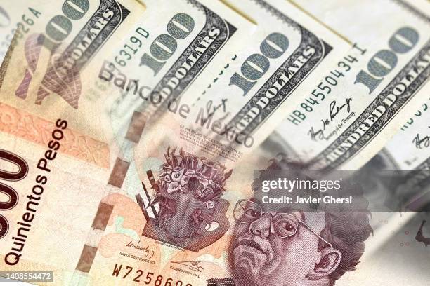 bills of 500 mexican pesos and 100 dollars in cash - deflación economía fotografías e imágenes de stock