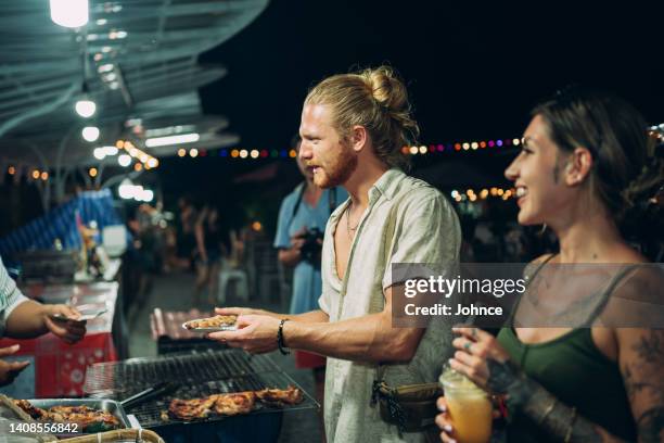 touristen auf dem lebensmittelmarkt in thailand - thailändische küche stock-fotos und bilder