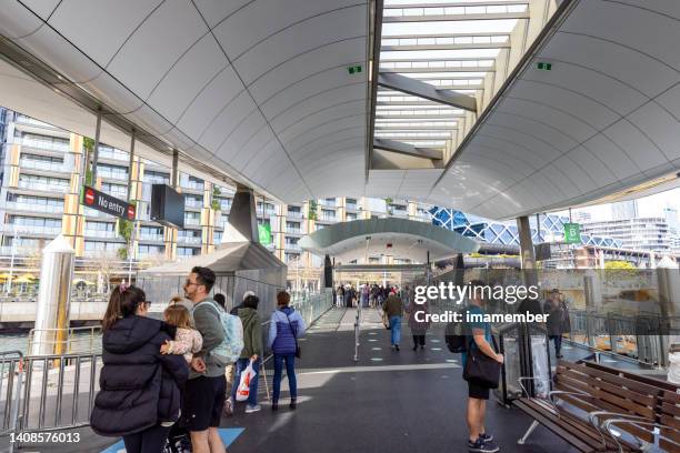 fährterminal mit menschen, die auf ihre reise warten - sydney ferry stock-fotos und bilder