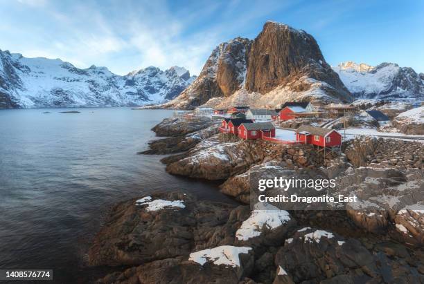 hamnoy fishing village at dawn in moskenesoya on lofoten islands, norway - norwegian culture stockfoto's en -beelden
