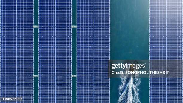 aerial view/solar panel floating in the dam a clean energy source - dynamik stock-fotos und bilder