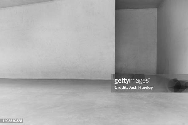 empty concrete wall background - storage hall stock-fotos und bilder