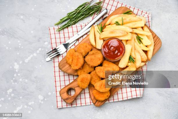 chicken nuggets with french fries and ketchup sauce - deep fried fotografías e imágenes de stock