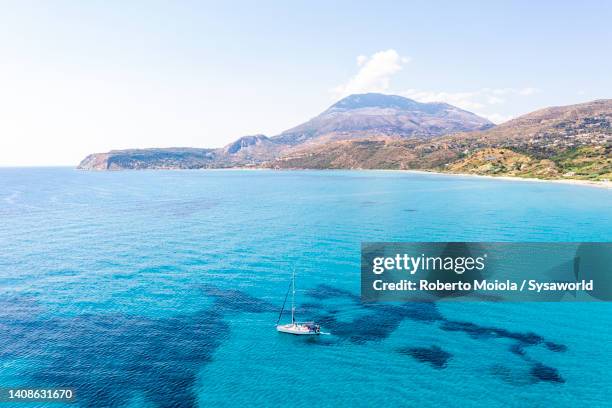 boat sailing in the crystal clear sea, overhead view - mar jónico fotografías e imágenes de stock