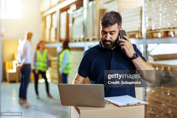 proprietario di una piccola impresa di avvio che controlla o accetta ordini sul suo laptop - bancarella foto e immagini stock