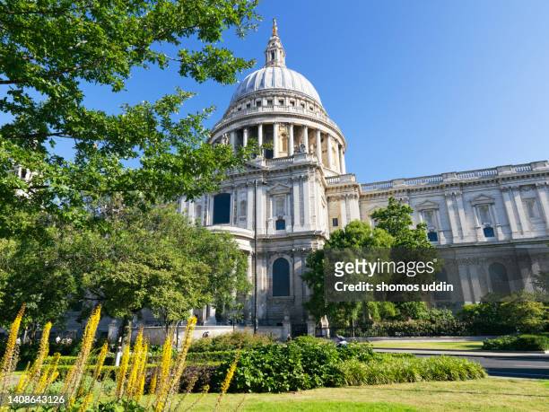 st paul's cathedral on a bright sunny day - st paul's cathedral london stock-fotos und bilder