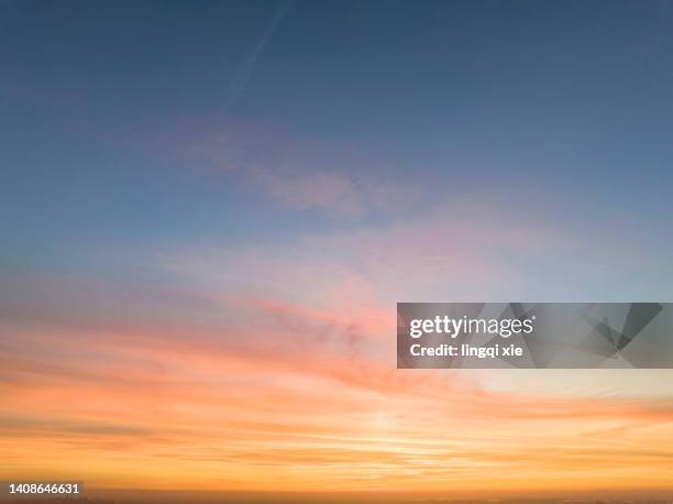 red sunset glow in the sky - puesta de sol fotografías e imágenes de stock