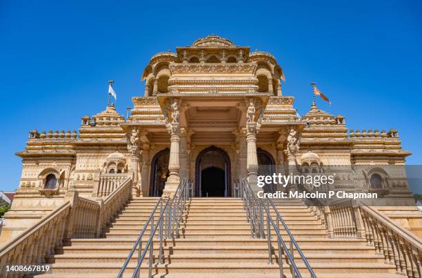 beautifully carved hindu temple in wembley, london - temple building bildbanksfoton och bilder