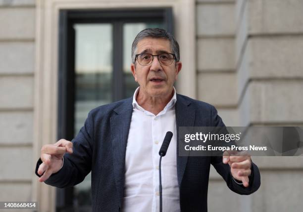 The president of the PSOE committee, Patxi Lopez, responds to the media in the vicinity of an extraordinary plenary session at the Congress of...