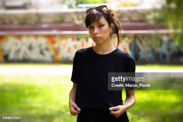mujer joven con camiseta negra - camiseta fotografías e imágenes de stock