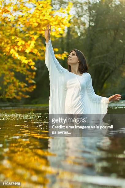 woman in river neiva - fotografia imagem fotografías e imágenes de stock