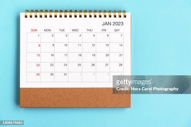 january 2023 desk calendar on blue background - calendrier photos et images de collection