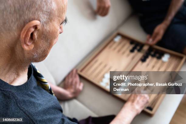 father and son playing backgammon at home - backgammon 個照片及圖片檔