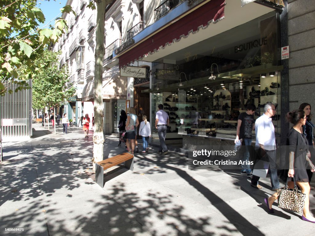 Hopping in the Serrano street, Madrid.