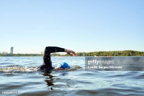 swimmers in open water. - crawl photos et images de collection