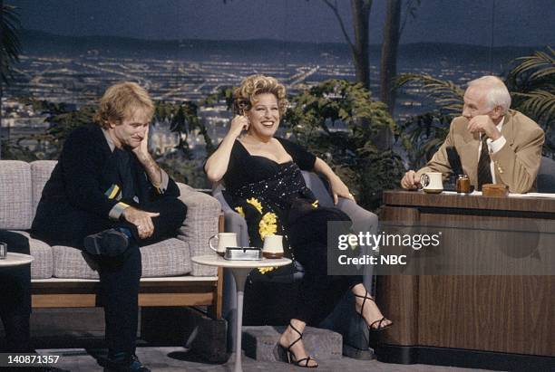 Aired -- Pictured: Robin Williams, Bette Midler during an interview with host Johnny Carson on May 21, 1992 -- Photo by: Alice S. Hall/NBCU Photo Bank