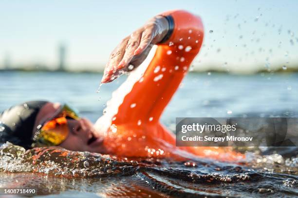 swimmer. focused in hand - triathlet stock-fotos und bilder