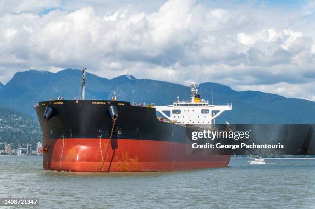 large oil tanker stationary at sea - buque tanque petrolero fotografías e imágenes de stock