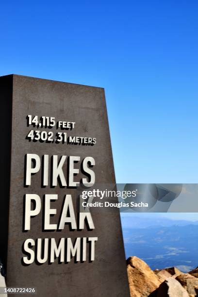 sign marking pikes peak - pikes peak national forest 個照片及圖片檔