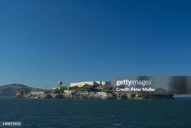 alcatraz island in san francisco bay - escape from alcatraz stock-fotos und bilder