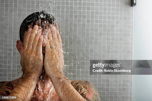 man washing his hair in shower - hombre en la ducha fotografías e imágenes de stock