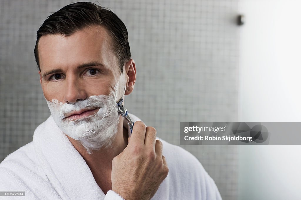 Mann Rasieren im Bad
