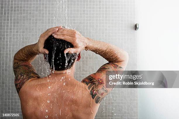 man washing his hair in shower - hombre en la ducha fotografías e imágenes de stock