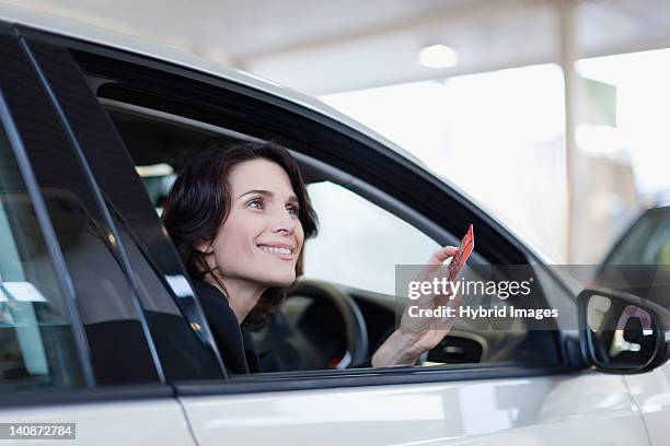 woman paying with credit card - pedaggio foto e immagini stock