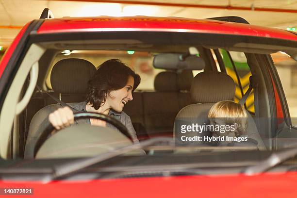 女性に話すの息子をドライブ - 車　子供　アフリカ ストックフォトと画像