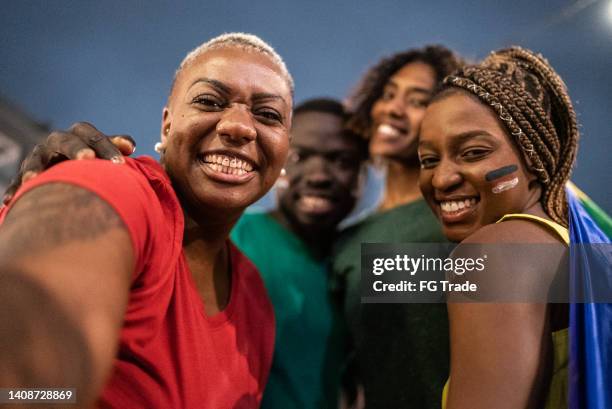 sport fan friends taking a selfie - camera point of view - tirado com dispositivo móvel imagens e fotografias de stock