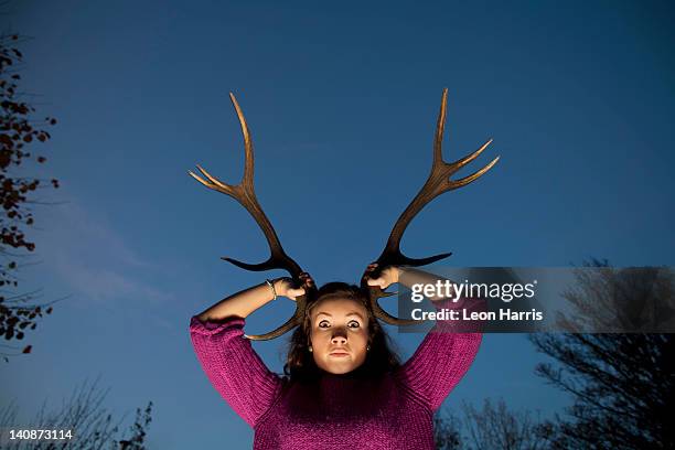 frau holding antlers auf dem kopf - typisch schottisch stock-fotos und bilder