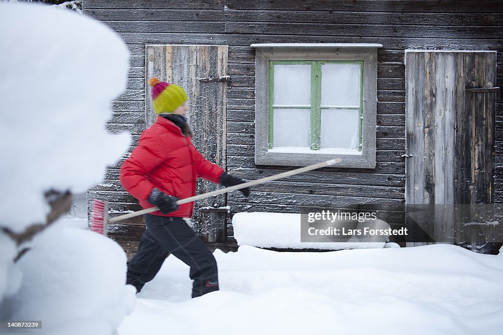 Mann Mit Besen Auf Schnee Weg Stock-Foto - Getty Images