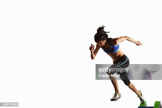 athlete taking off from starting block - sprint photos et images de collection