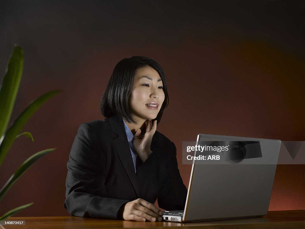Geschäftsfrau mit laptop am Schreibtisch