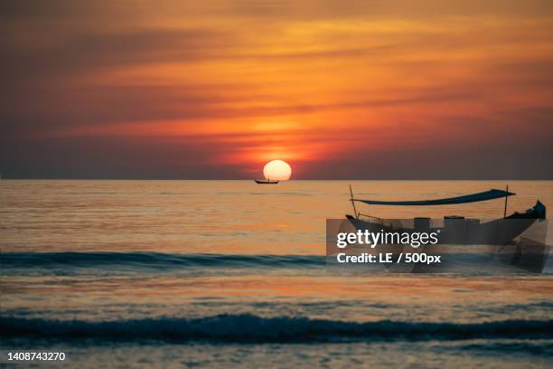 scenic view of sea against orange sky,vietnam - dragging fotografías e imágenes de stock