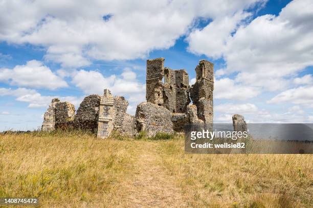 ruined church of st james - east anglia imagens e fotografias de stock